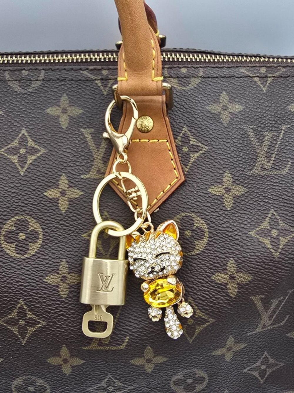 Authentic Louis Vuitton Lock & Key Gold ✨ Unbranded Cat Keychain Bag Charm LV - Picture 2 of 10